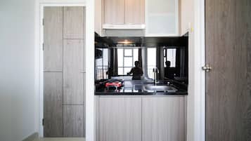 Estudi | Cuina privada | Frigorífic gran i placa de cuina