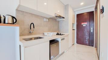 Studio | Private kitchen | Full-size fridge, stovetop