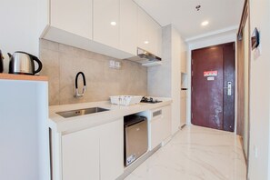 Private kitchen - Cozy Living Studio Apartment Sky House Bsd (Pagedangan)
