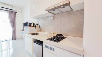 Studio | Private kitchen | Full-size fridge, stovetop