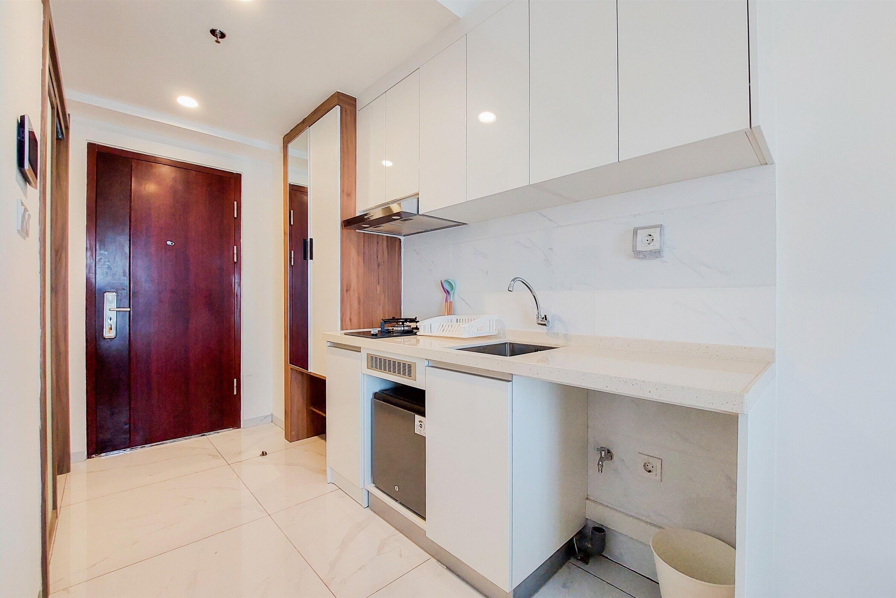 Studio | Private kitchen | Full-size fridge, stovetop