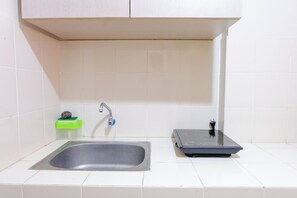 Private kitchen - Great Deal Studio At Pinewood Apartment (Cileunyi)