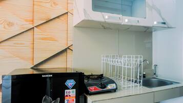 Studio | Private kitchen | Full-size fridge, stovetop