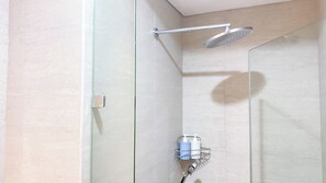 Studio | Badezimmer | Dusche, kostenlose Toilettenartikel, Handtücher