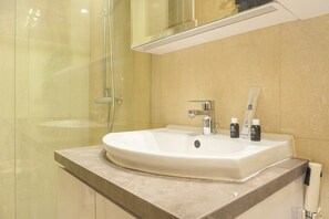 Appartement | Badkamer | Een douche, handdoeken