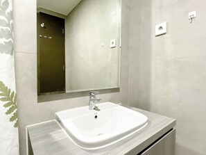 Apartemen | Kamar mandi | Shower dan handuk