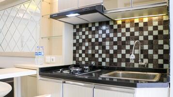 Apartamento | Cozinha privada | Geladeira grande, cooktop