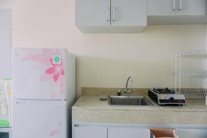 Studio | Private kitchen | Full-sized fridge, stovetop - Cozy Stay Studio Apartment At Elpis Residence (Jakarta)
