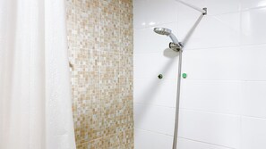 Departamento | Baño | Regadera y toallas 
