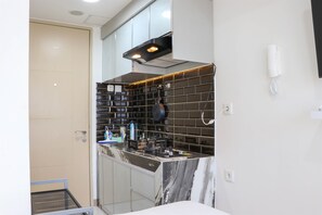 Private kitchen - Best Deal And Comfort Studio Tokyo Riverside Pik 2 Apartment (Teluknaga)