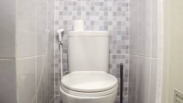 Studio | Bathroom | Shower, towels