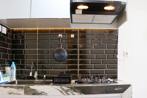 Studio | Dapur pribadi | Lemari es besar dan kompor
