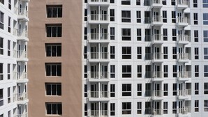 Un immeuble à plusieurs étages, doté d’une façade uniforme, agrémentée de balcons et de fenêtres.