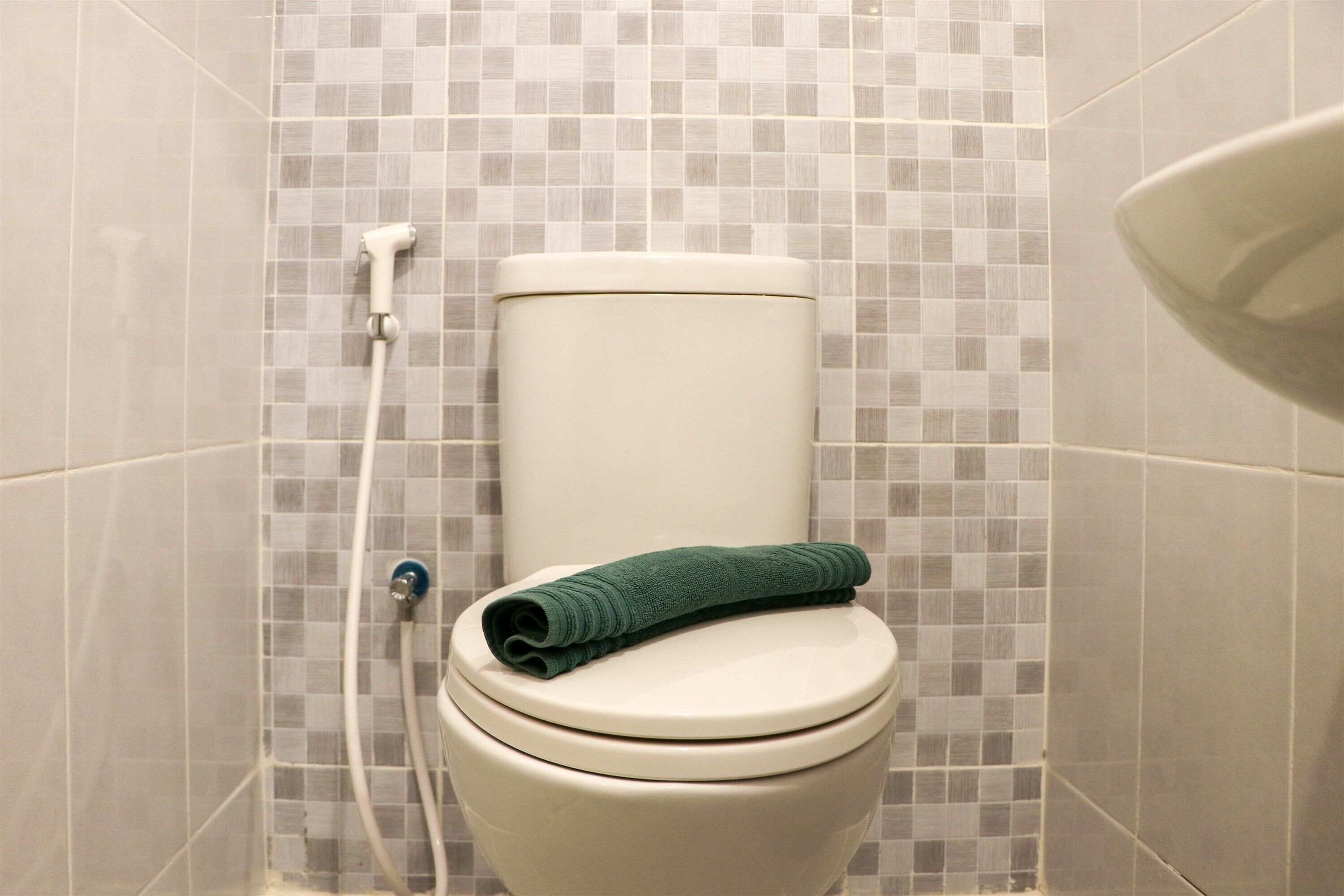 Studio | Bathroom | Shower, towels