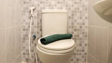 Studio | Bathroom | Shower, towels