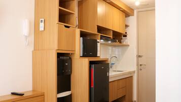 Studio | Private kitchen | Full-size fridge, stovetop