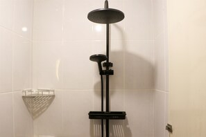 Studio | Badezimmer | Dusche, Handtücher