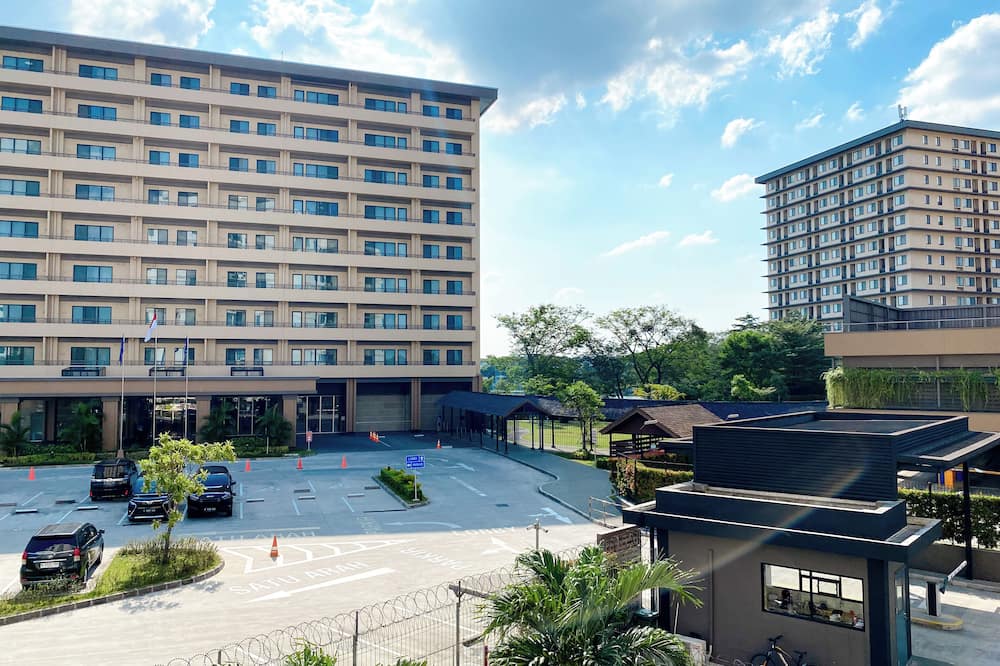 Comfort 2Br At Crown Court Executive Condominium Apartment