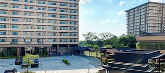 Comfort 2Br At Crown Court Executive Condominium Apartment