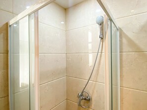 Apartment | Bilik Mandi | Pancuran mandi, tuala disediakan 