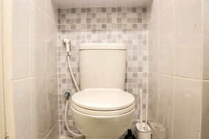 Studio | Bathroom | Shower, towels