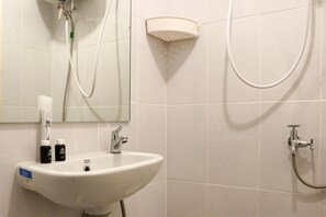Studio | Bathroom | Shower, towels