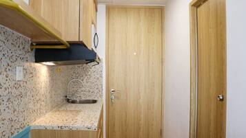 Studio | Private kitchen | Full-size fridge, stovetop