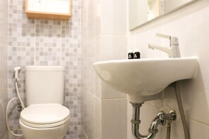Studio | Bathroom | Shower, towels