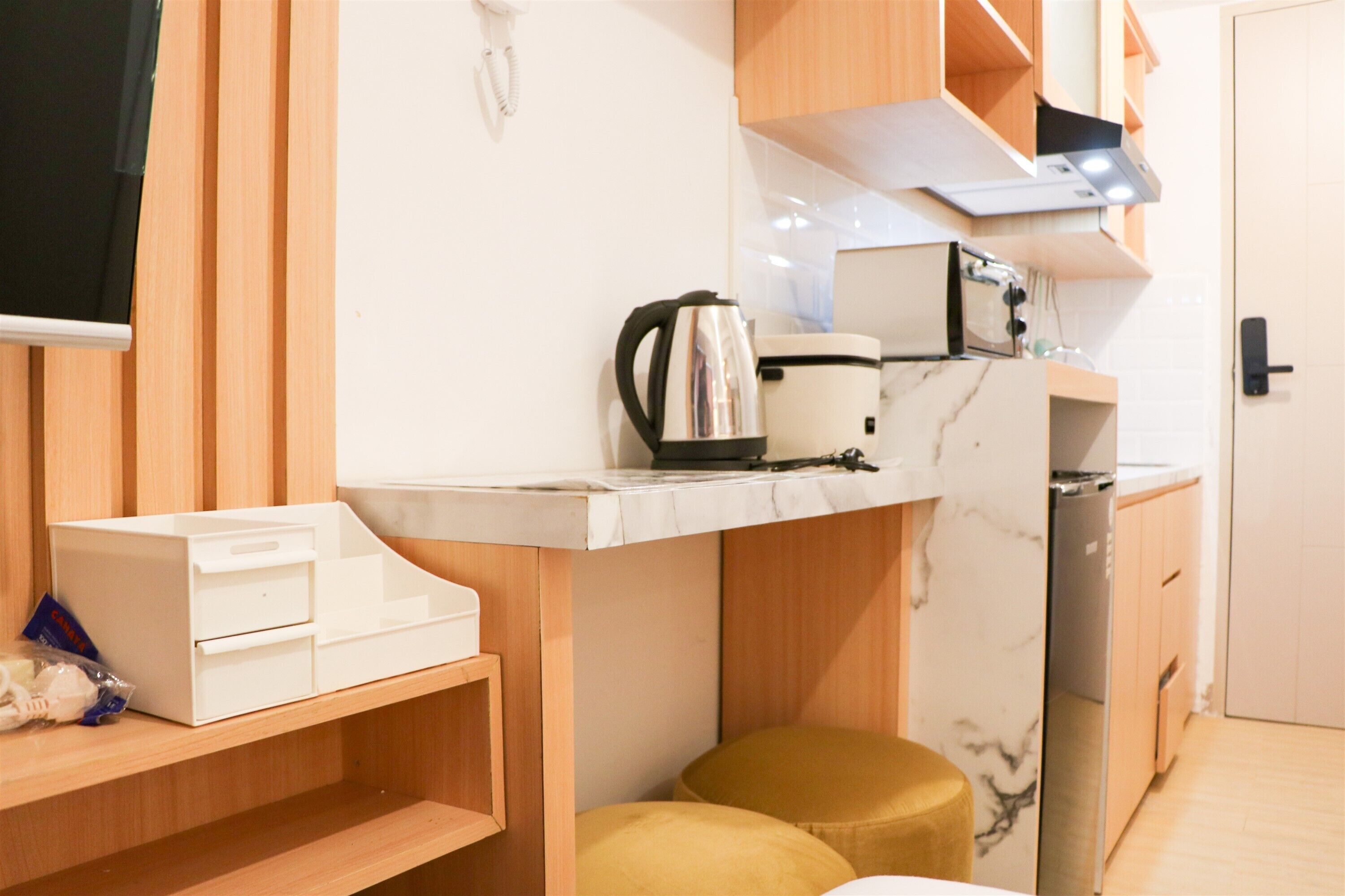 Studio | Private kitchen | Full-size fridge, stovetop