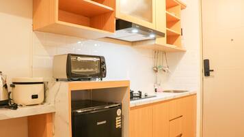 Studio | Private kitchen | Full-size fridge, stovetop