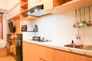 Studio | Private kitchen | Full-size fridge, stovetop - Comfort Living Studio Room At Tokyo Riverside Pik 2 Apartment (Teluknaga)