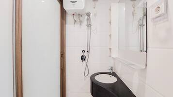 Studio | Bathroom | Shower, towels