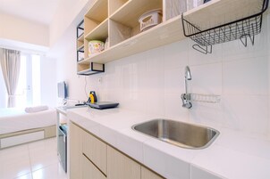 Studio | Private kitchen | Full-size fridge, stovetop