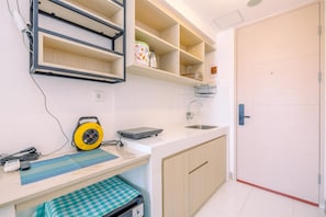 Private kitchen - Comfy And Best Choice Studio Apartment Tokyo Riverside Pik 2 (Teluknaga)