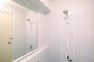 Studio | Bathroom | Shower, towels