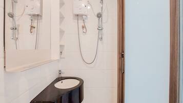 Studio | Bathroom | Shower, towels
