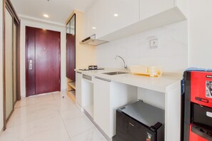 Studio | Private kitchen | Full-size fridge, stovetop - Homey And Cozy Studio Sky House Alam Sutera Apartment (Tangerang)