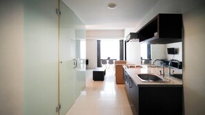 Apartment | Dapur peribadi | Peti sejuk/penyejuk beku saiz penuh, dapur