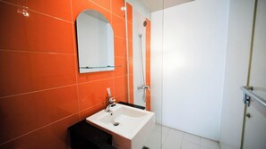 Căn hộ | Phòng tắm | Buồng tắm vòi sen, khăn tắm 