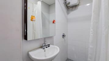 Studio | Bathroom | Shower, towels