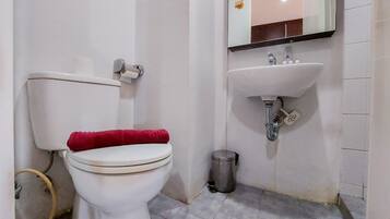 Studio | Bathroom | Shower, towels