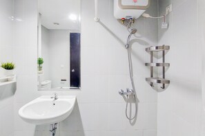 Estudio | Baño | Ducha y toallas