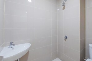 Studio | Kamar mandi | Shower dan handuk