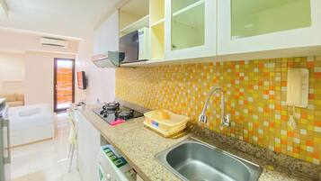 开间 | 私人厨房 | 大冰箱、炉灶