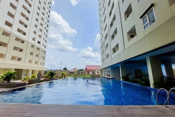 Pool - Comfy And Modern Studio (No Kitchen) At Loftvilles City Apartment (South Tangerang)