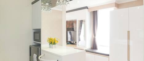 Studio | Private kitchen | Full-sized fridge, stovetop