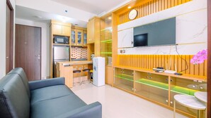 Una cocina moderna con microondas, refrigerador y armarios de madera.