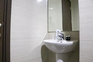 Apartment | Bathroom | Separate tub and shower, towels