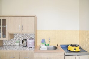 Private kitchen - Homey And Nice 2Br At City Home Gading Riverview (Moi) Apartment (Jakarta)