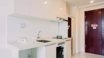 Studio | Private kitchen | Full-size fridge, stovetop, rice cooker, cookware/dishes/utensils